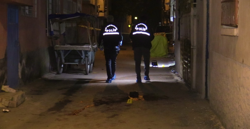 Adana’da “dur” ihtarına uymayan cezaevi firarisi  silahla vurularak yakalandı