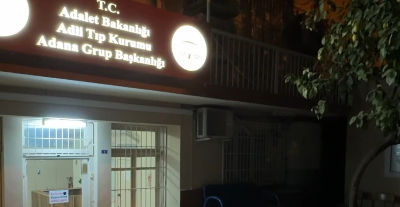 ADANA’DA BİR KİŞİ SOKAK ORTASINDA MOTOSİKLETLİ KİŞİ TARAFINDAN SİLAHLA VURULARAK ÖLDÜRÜLDÜ