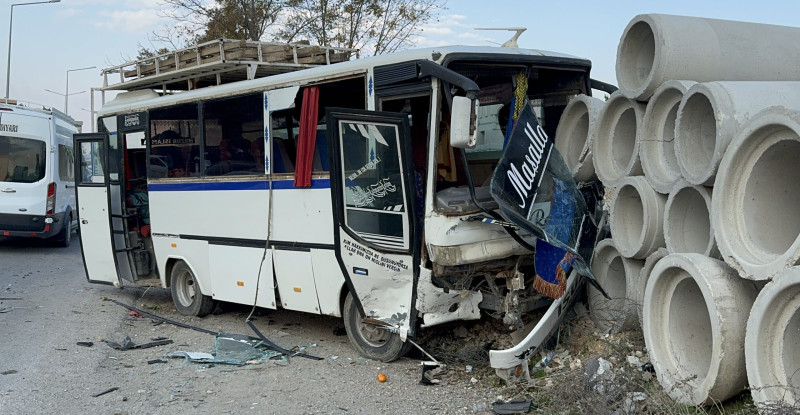Adana’da otomobil ve midibüsün çarpıştığı kazada 2 kişi yaralandı