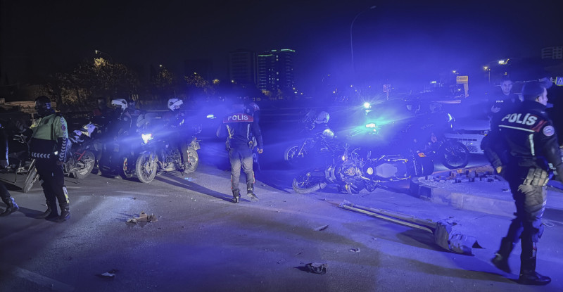 Adana’da kovalamaca sırasında devrilen motosikletteki 2 yunus polisi yaralandı