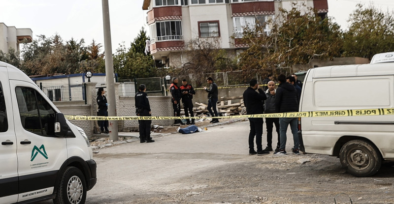 MERSİN’DE SOKAKTA TARTIŞTIĞI EŞİ TARAFINDAN TABANCAYLA VURULAN KADIN HAYATINI KAYBETTİ