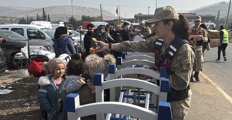 ÜLKELERİNE DÖNEN SURİYELİLER İÇİN HATAY’DAKİ YAYLADAĞI SINIR KAPISI AÇILDI