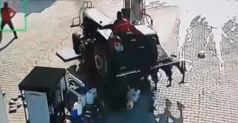 Hatay’da sürücüsünün kontrolünden çıkan traktör akaryakıt pompasına çarptı