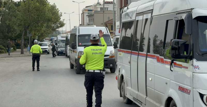 Adana’da gereksiz korna çalan sürücülere para cezası kesildi