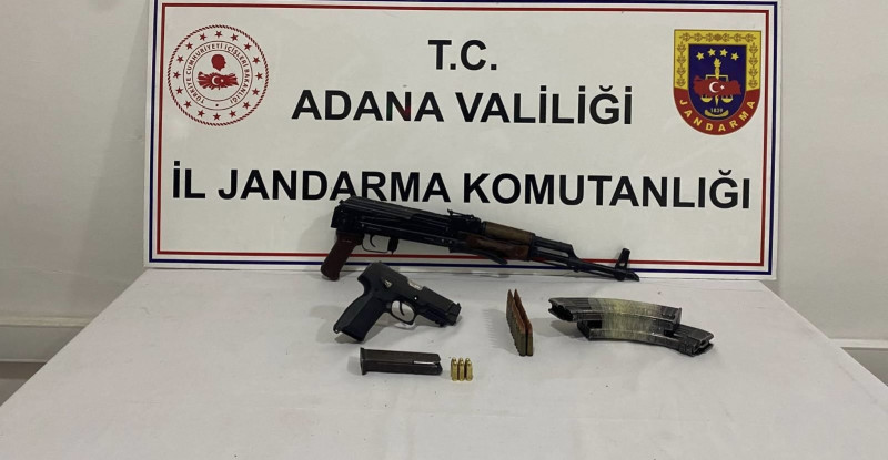 Adana’da bir eve düzenlenen operasyonda AK-47 piyade tüfeği ve tabanca ele geçirildi