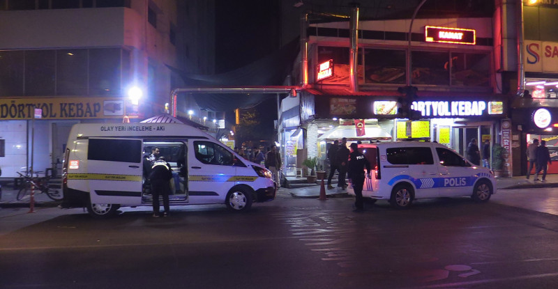 ADANA’DA KEBAPÇIYA MOTOSİKLETLİ KİŞİLERCE DÜZENLENEN SİLAHLI SALDIRIDA 1 KİŞİ HAYATINI KAYBETTİ