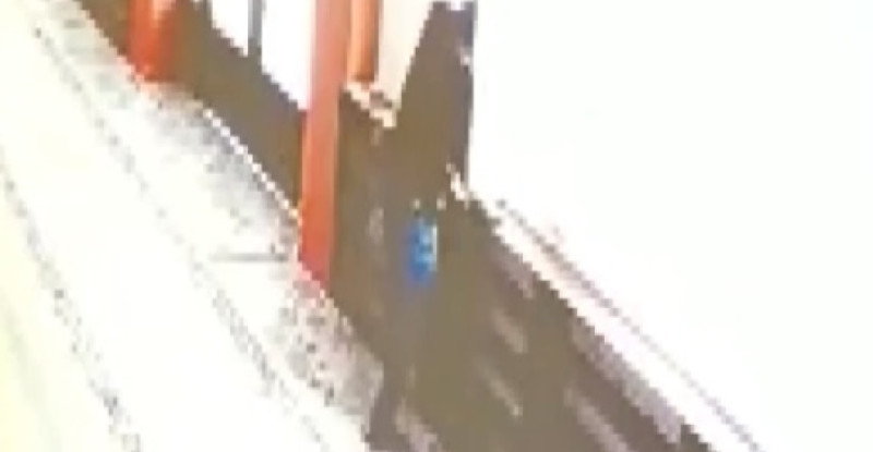 Mersin’de  hırsızlık için girdiği camide mahsur kalan zanlı, ertesi gün çaldığı kablolarla pencereden atlayıp kaçtı.