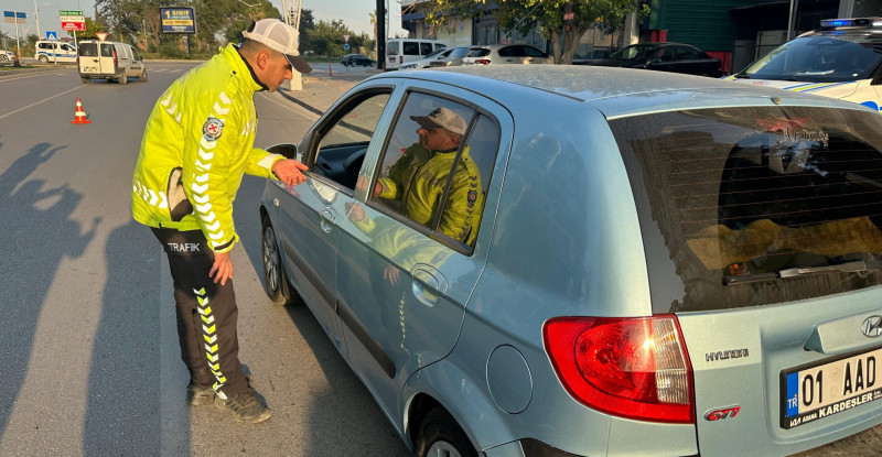 Adana’da polisler, sürücülere “akıllı kavşak” kullanımını anlattı