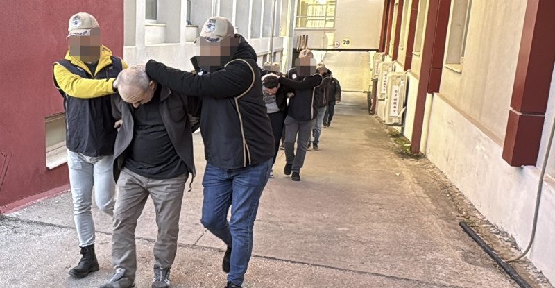 Adana merkezli FETÖ operasyonunda yakalanan 14 şüpheli adliyeye sevk edildi
