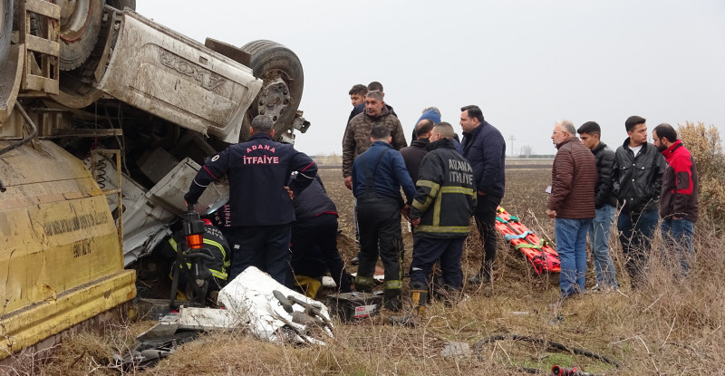 Adana’da devrilen hafriyat kamyonun şoförü yaralandı
