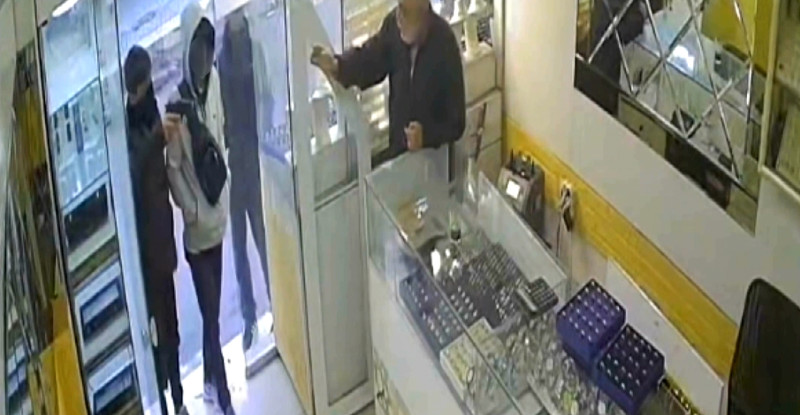 Adana’da kuyumcuda soygun girişimi ve bakkalda soyguna karışan 4 zanlı tutuklandı