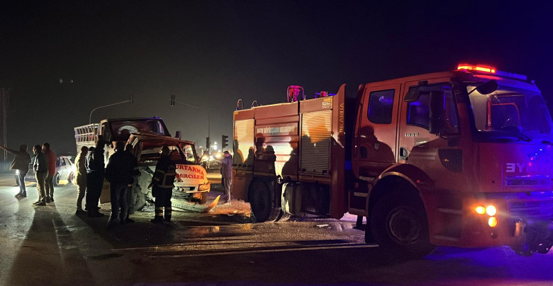 Hatay’da kamyonla çarpışan çekicideki 2 kişi yaralandı