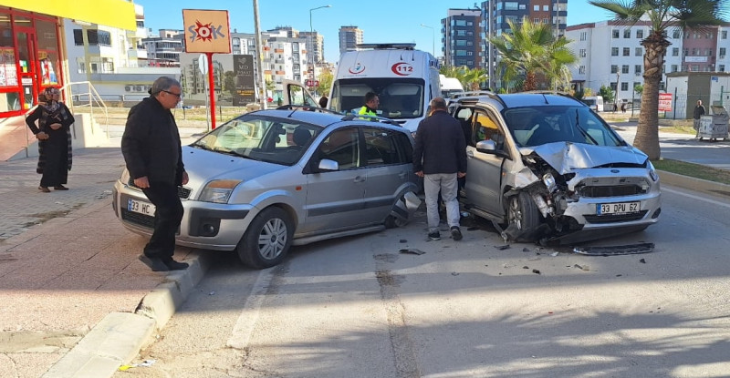 Tarsus’ta park halindeki otomobile çarpan hafif ticari araçtaki 3 kişi yaralandı