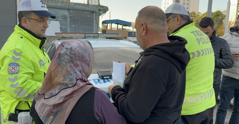 ADANA’DA ÜST GEÇİDİ KULLANMAYAN 23 YAYAYA PARA CEZASI KESİLDİ