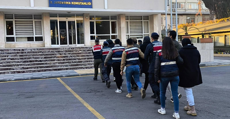 Mersin merkezli DEAŞ operasyonunda yakalanan 7 zanlıdan 6’sı tutuklandı