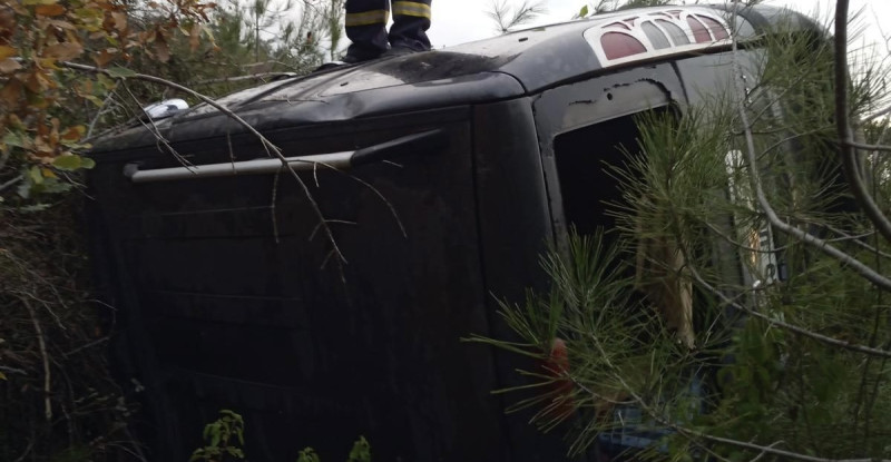 Hatay’da şarampole devrilen hafif ticari araçtaki 2 kişi yaralandı