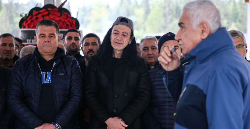 ADANA’LI ÜNLÜ ŞARKICI MURAT KEKİLLİ’NİN ANNESİNİN CENAZESİ ADANA’DA TOPRAĞA VERİLDİ