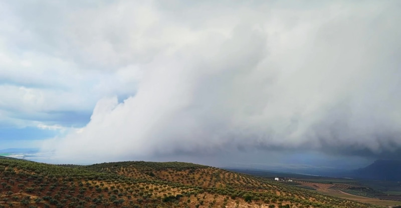 Osmaniye’de öğle saatlerinde yağmur bulutları ve sisin, rüzgarın etkisiyle dairesel hareketler yaparak ilerledi.