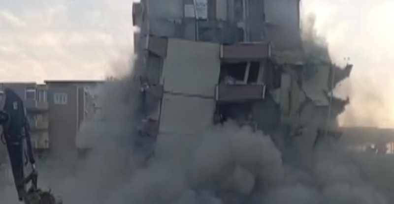 GAZİANTEP – İslahiye’de ağır hasarlı binaların yıkımı sürüyor