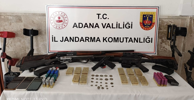 Adana’da bir eve düzenlenen operasyonda ruhsatsız 4 av tüfeği ve 1 tabanca ile bu silahlara ait çok sayıda mermi ele geçirildi.