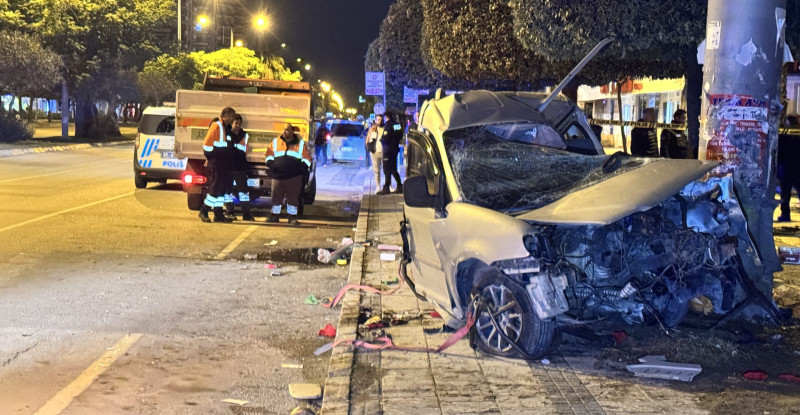 Adana’da tabela direğine çarpan hafif ticari araçtaki 1 kişi öldü, 1 kişi yarakandı