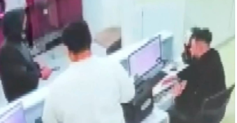 ADANA’DA DÖVİZ BÜROSUNDA SİLAHLI SOYGUN: ÇALIŞANI REHİN ALIP KAÇTI!