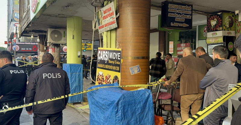 ADANA’DA ŞEHİR MERKEZİNDE SİLAHLI SALDIRIYA UĞRAYAN KİŞİ HAYATINI KAYBETTİ