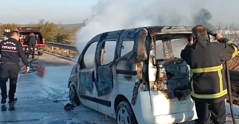 Adana’da seyir halinde yangın çıkan hafif ticari araç kullanılamaz hale geldi