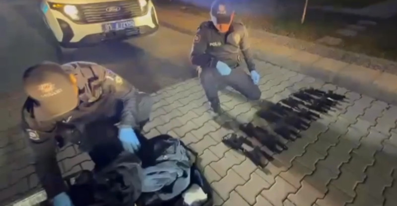 Adana’da otobüsteki valizde 15 ruhsatsız tabanca ele geçirildi