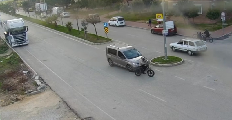 Adana’da elektrikli bisiklet sürücüsünün yaralandığı kaza güvenlik kamerasında