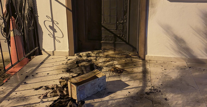 Mersin’in Tarsus ilçesinde ateşe verilen muhtarlık kapısında hasar oluştu