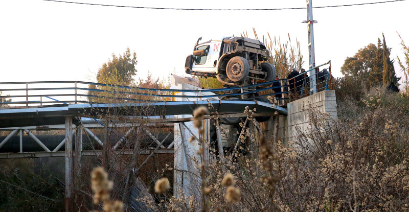 HATAY’DA HAFRİYAT KAMYONUNUN GEÇİŞİ SIRASINDA KÖPRÜ ÇÖKTÜ! SÜRÜCÜ YARALANDI…