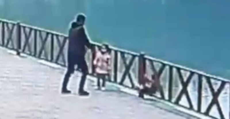 HATAY’DA FOTOĞRAF ÇEKİLİRKEN GÖLETE DÜŞEN ÇOCUĞU BABASI KURTARDI