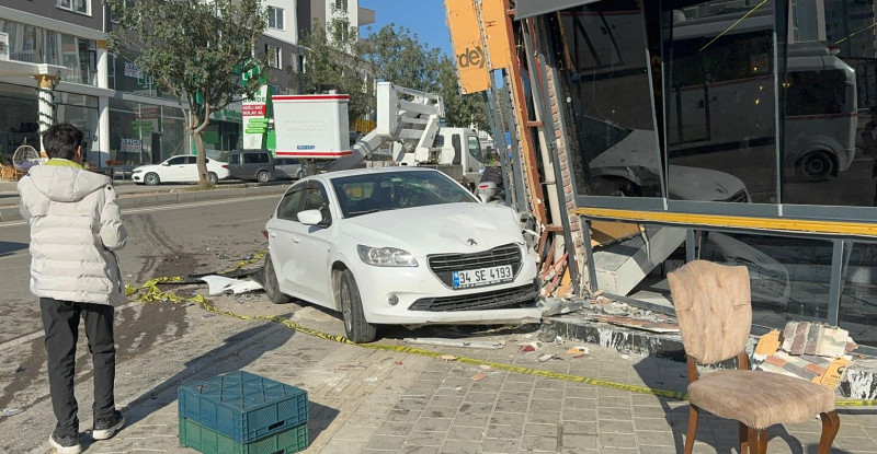 Adana’da otomobil ile motosikletin karıştığı kazada 2’si yaya 4 kişi yaralandı