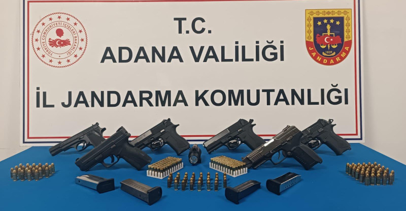 Adana’da iki araçta 6 ruhsatsız tabanca ele geçirildi