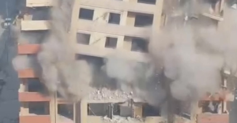 Adana’da ağır hasarlı Binanın bir anda yıkılması, cep telefonu kamerasıyla görüntülendi