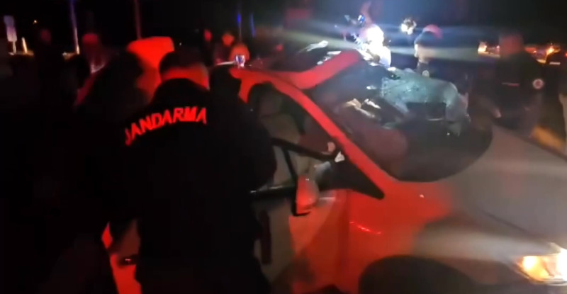 Adana’da otobüsle çarpışan otomobildeki 2 kişi yaralandı