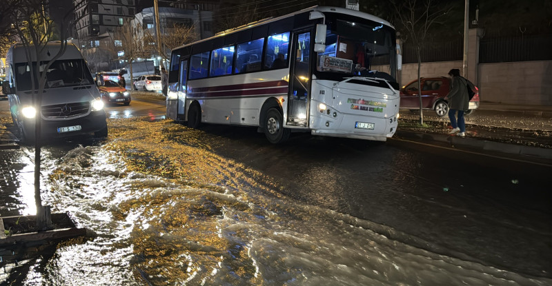 Adana’da özel halk otobüsü, su borusu patlaması sonucu oluşan çukura düştü