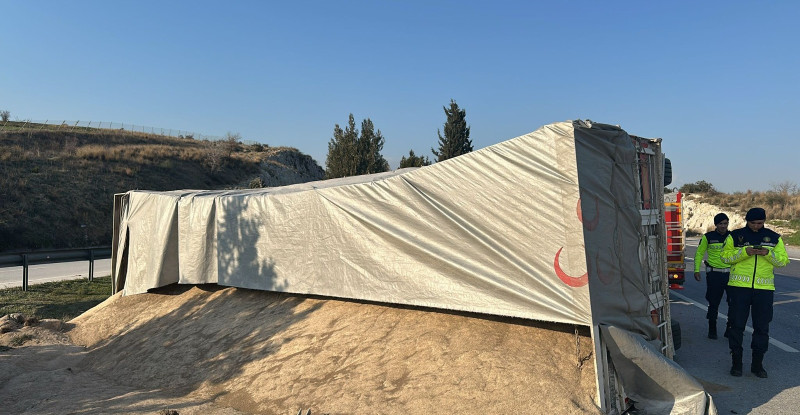 Mersin’de devrilen tırın sürücüsü yaralandı