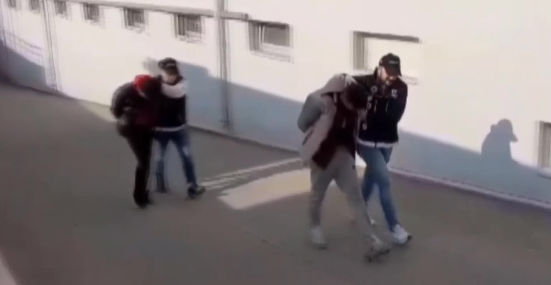 Adana’da 397 uyuşturucu hap bulunan motosikletteki 2 zanlıdan 1’i tutuklandı