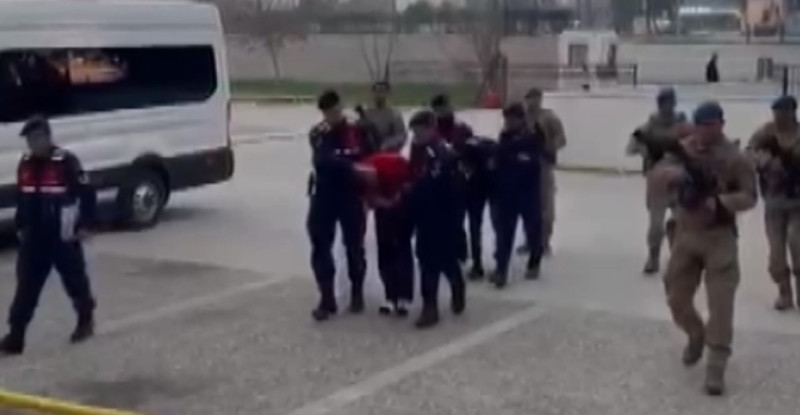 Adana’da 4 ayrı suçtan aranması ve 49 ayrı suç kaydı bulunan firari hükümlü jandarmanın operasyonuyla yakalandı