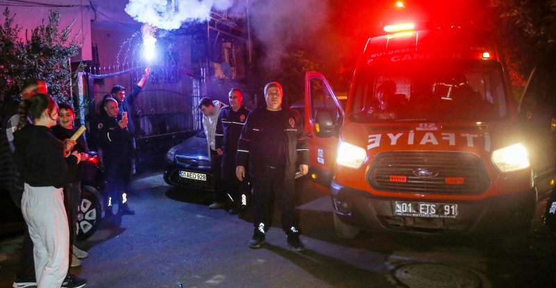 Adana’da emekli olan itfaiye erine mesai arkadaşlarından sürpriz veda