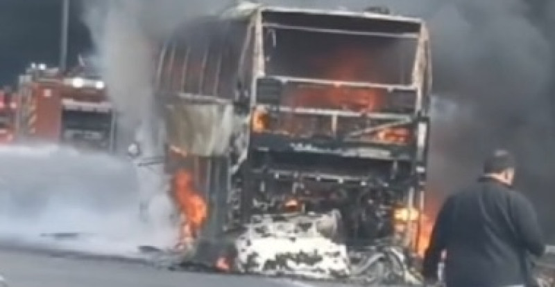 ADANA’DA SEYİR HALİNDEKİ YOLCU OTOBÜSÜ YANARAK KULLANILAMAZ HALE GELDİ