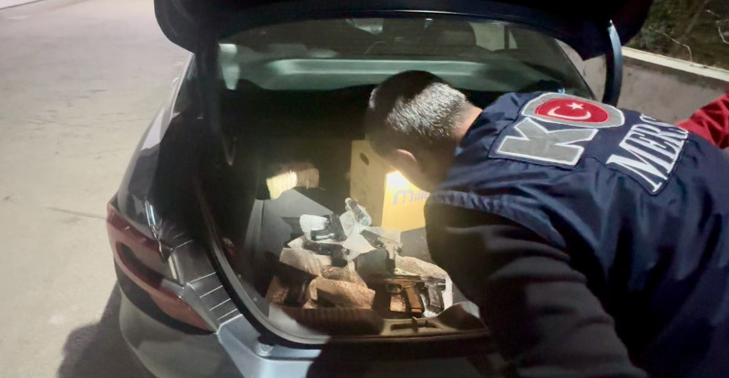 Mersin’de bir otomobilde 40 ruhsatsız tabanca ele geçirildi, gözaltına alınan 2 şüpheli tutuklandı