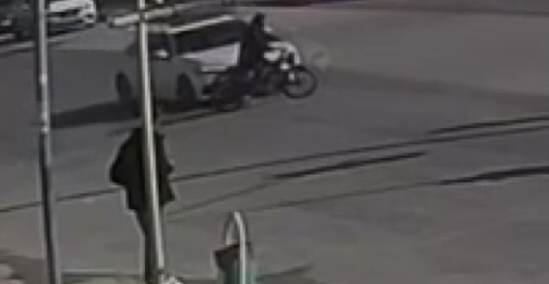 Adana’da otomobilin çarptığı elektrikli bisikletin sürücüsü yaralandı