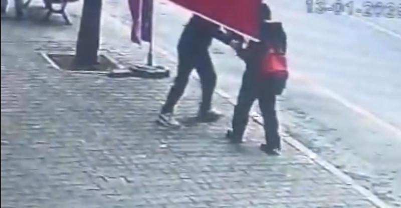 Adana’da öğrencinin cep telefonunun kapkaç yöntemiyle çalınması kamerada