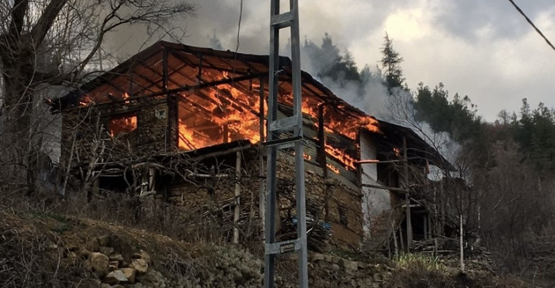 Adana’da çıkan yangında müstakil ev kullanılmaz hale geldi