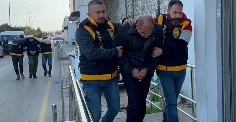 Adana’da evlerinde ruhsatsız 12 silah ele geçirilen 2 kardeş tutuklandı