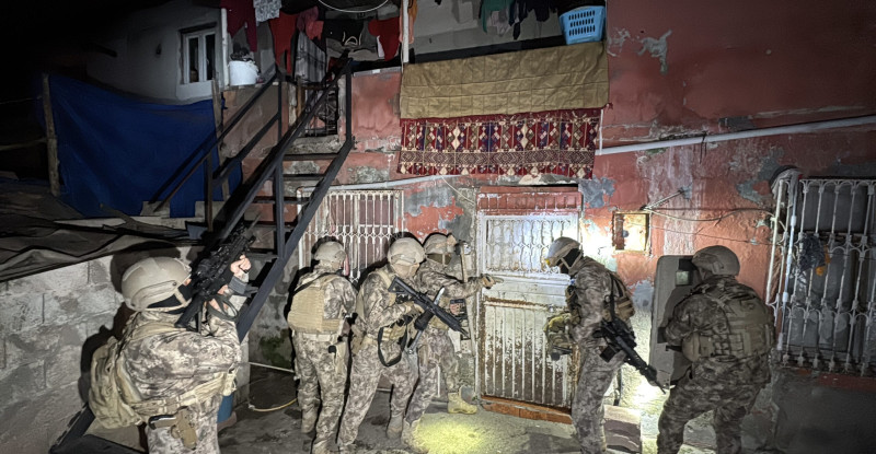 Adana’da uyuşturucu sattığı ileri sürülen 27 şüpheliyi yakalamaya yönelik özel harekat ekiplerince operasyon düzenlendi