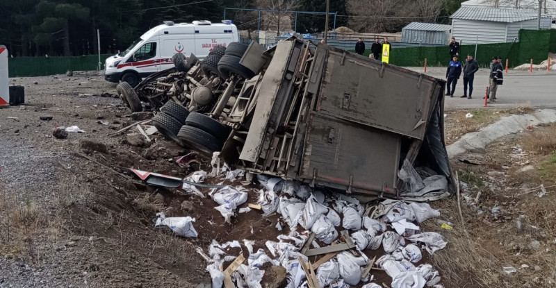 Adana devrilen kamyonun altında kalan sürücü hayatını kaybetti